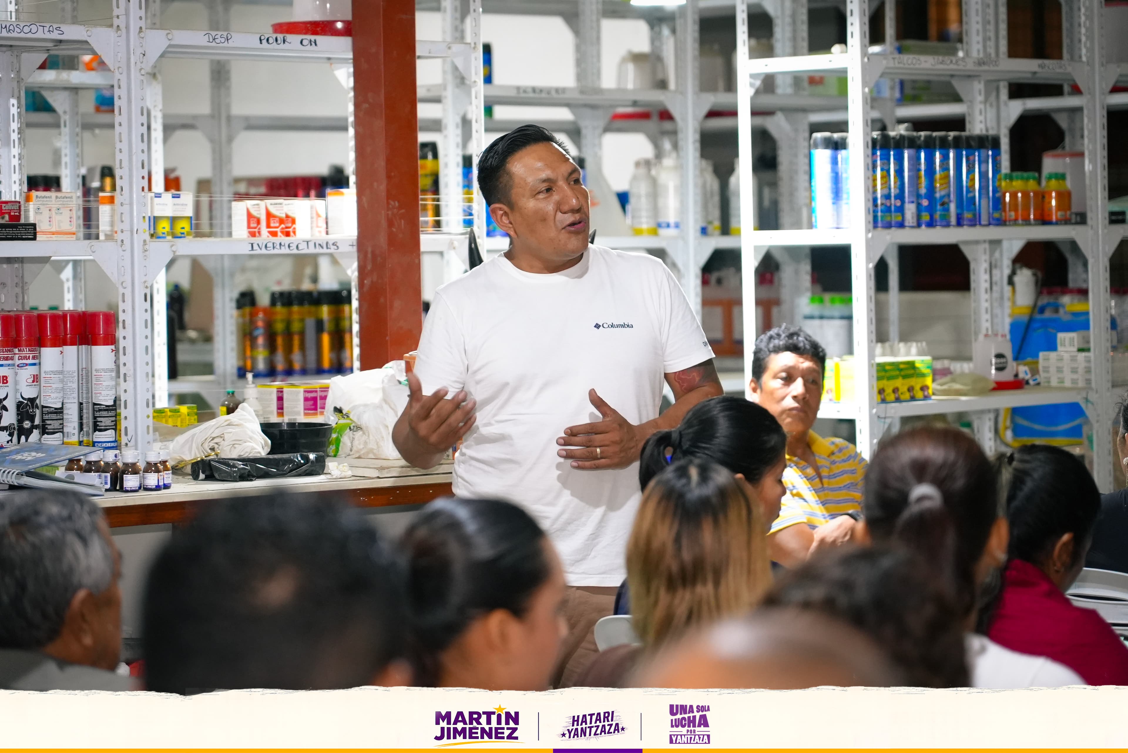 Martín Jiménez conversando con productores agropecuarios en un centro agroveterinario