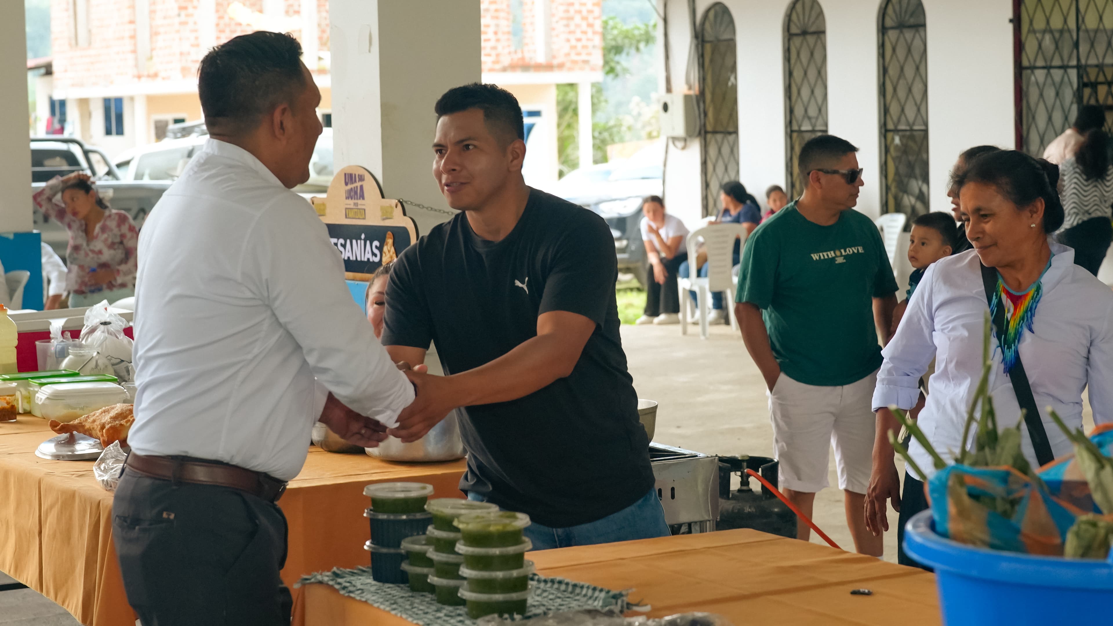 Martín Jiménez en una feria de artesanías locales
