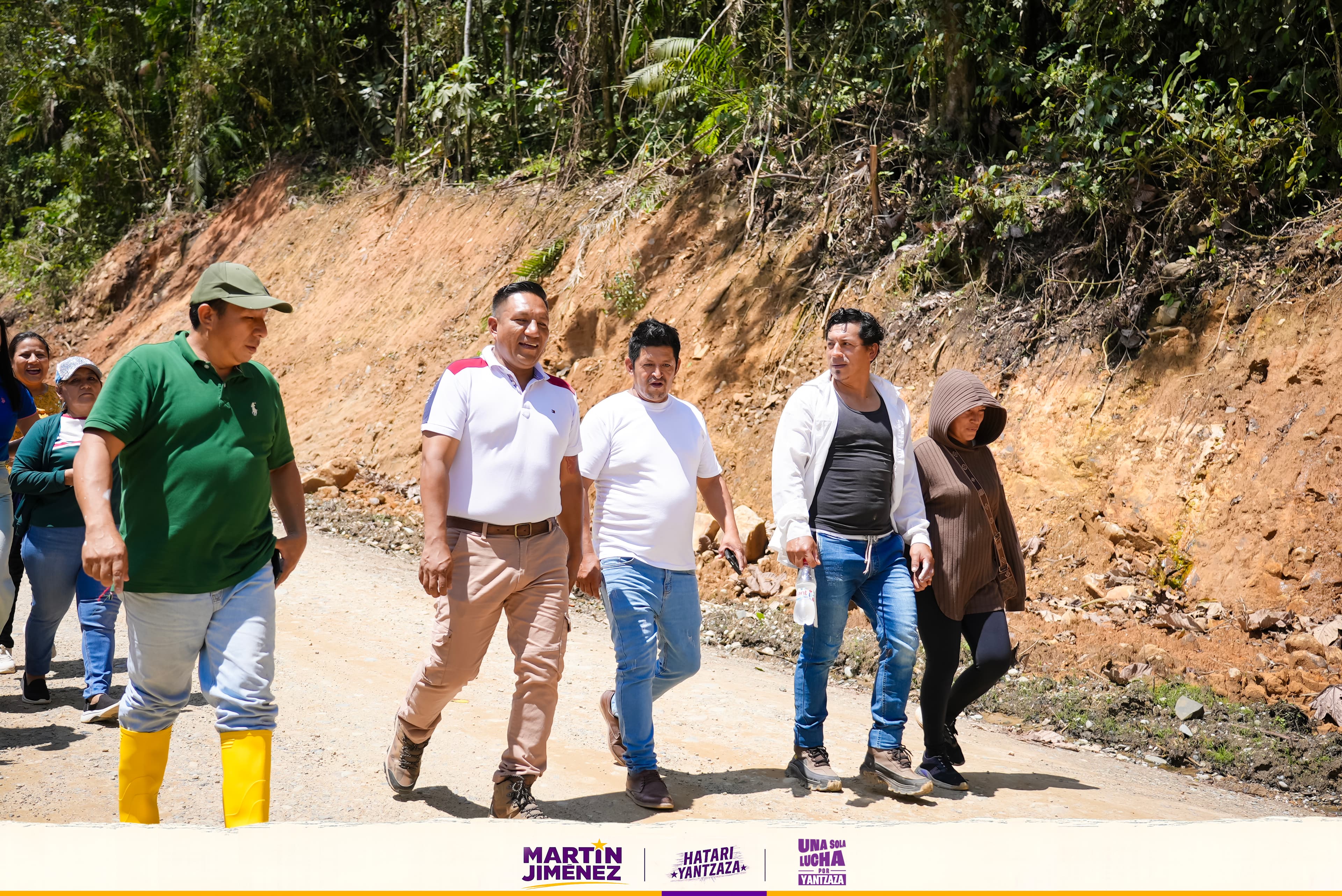 Vía rural en proceso de mejoramiento en Yantzaza